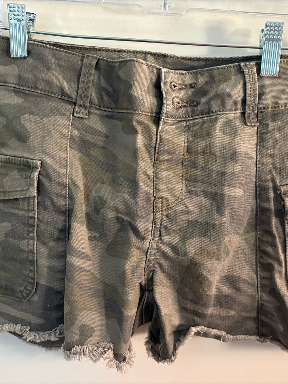 Vanilla Star Camo Cargo Shorts in Olive Green